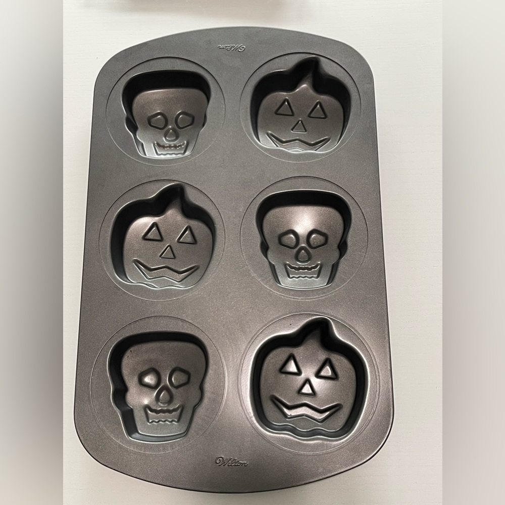 EUC - Wilson Halloween themed cake pan